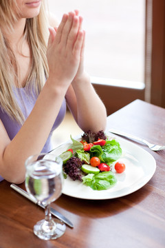 女人餐桌吃沙拉