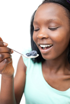黑人女性喝蓝莓酸奶