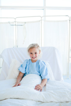坐在病床上快乐的儿童患者