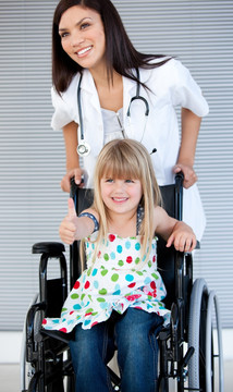 微笑的小女孩坐在轮椅上