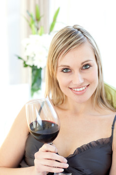 快乐的女人喝红葡萄酒
