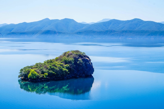 碧蓝泸沽湖