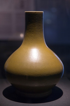 清 茶叶末釉瓷荸荠瓶