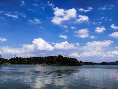 湖面 蓝天 白云