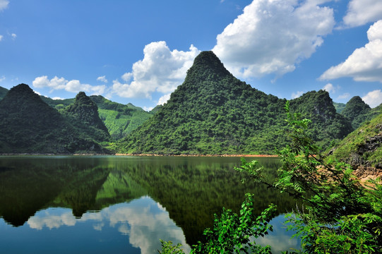 山峰湖泊