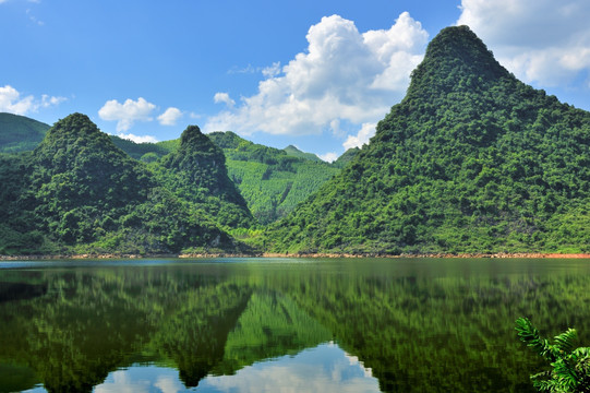 山峰湖泊