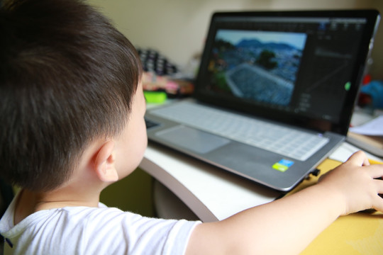 儿童玩电脑 上网