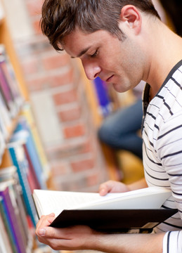 在书店看书的年轻男人