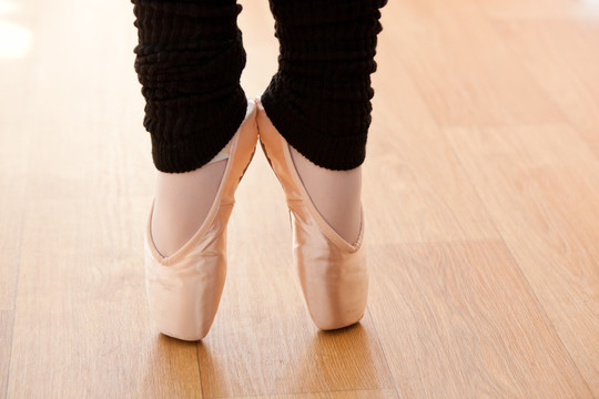特写芭蕾舞演员双脚