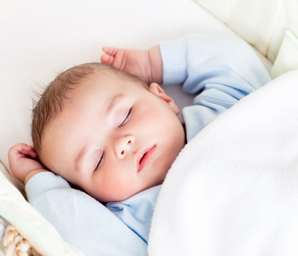 安静的婴儿摇篮里睡觉的肖像