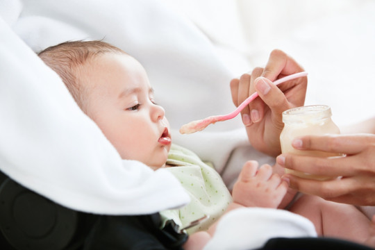 年轻妈妈给孩子喂食