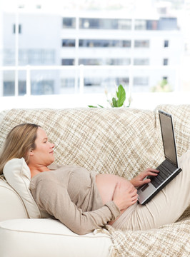 玩笔记本电脑的孕妇