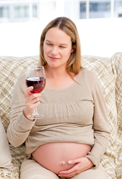 喝红酒的孕妇