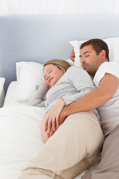 躺在床上的幸福孕妇和丈夫