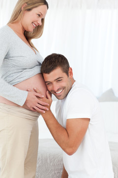 幸福孕妇和听肚子的丈夫