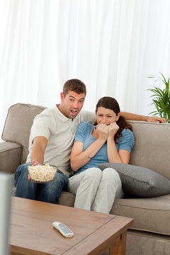 在家里看恐怖片吃爆米花的夫妇
