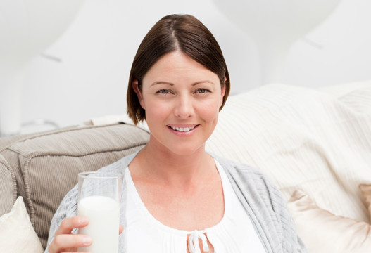 孕妇在沙发上喝牛奶