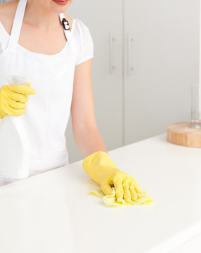 女人打扫厨房