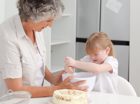 奶奶和小孩子一起做蛋糕