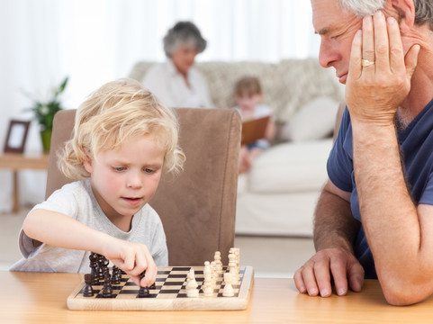 一起下棋的爸爸和孩子