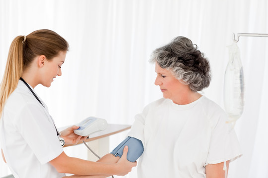 护士给老年病人来量血压