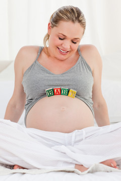 肚子上方字母方块的孕妇