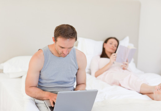 丈夫上网妻子读书