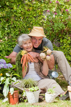 花园里幸福的老年夫妇