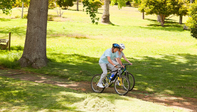 夫妻在公园骑自行车