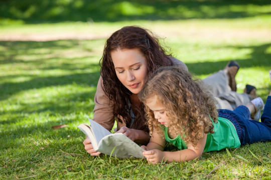 公园里和女儿和妈妈一起读书