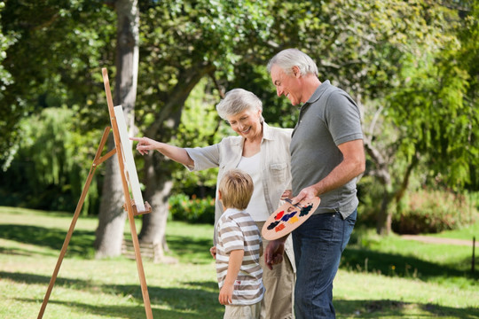 爷爷奶奶和孙子一起在公园里画画