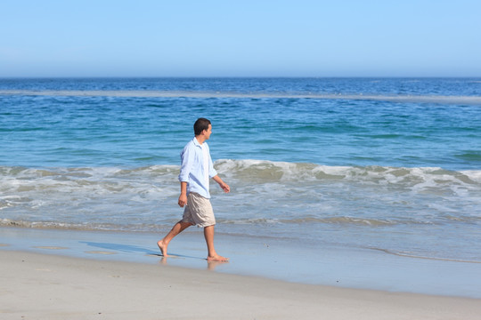 海边散步的男人