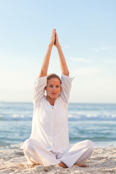 海滩上练习瑜伽的女人