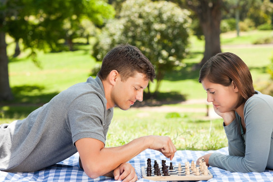 在公园里下棋的夫妇