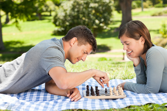 在公园里下棋的夫妇