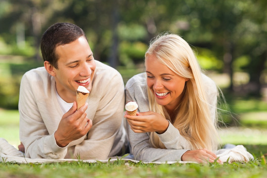 情侣在草坪上吃雪糕