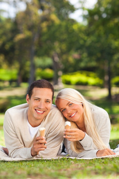 情侣在草坪上吃雪糕