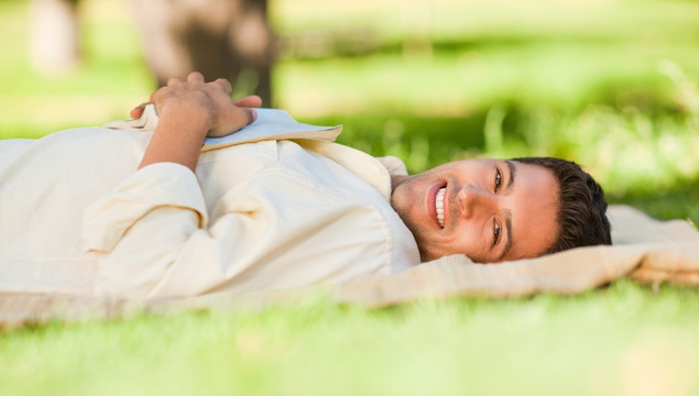 躺在草坪上微笑的男人