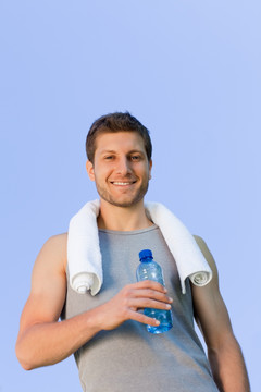 運動喝水的男子