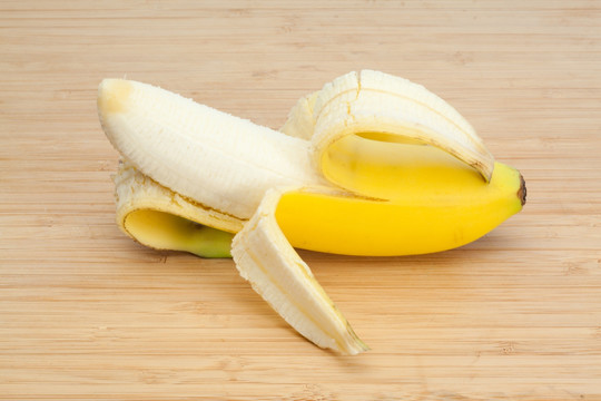 桌子上剥了一半皮的香蕉