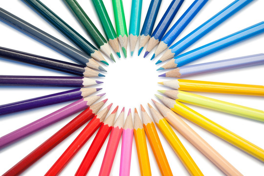 排列成一圈的彩色铅笔