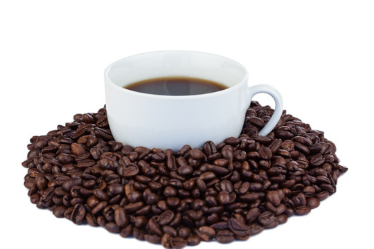一杯被咖啡豆包围的咖啡