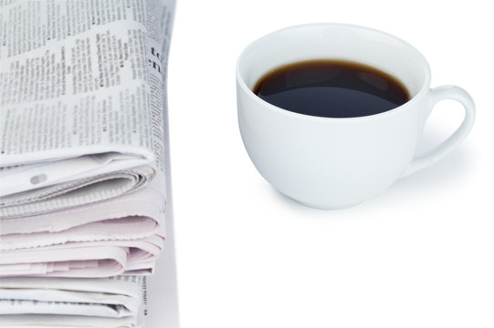 一堆报纸和一杯咖啡