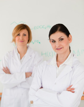 实验室工作的两位女科学家