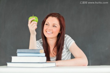 拿着苹果的女学生