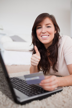 漂亮的女人在网上用信用卡