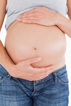 孕妇抚摸自己的肚子