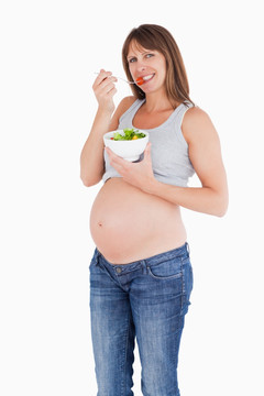 吃水果沙拉的孕妇