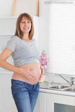 孕妇在厨房里抚摸自己的肚子