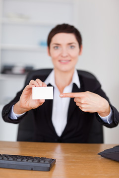 女秘书在展示一张空白名片